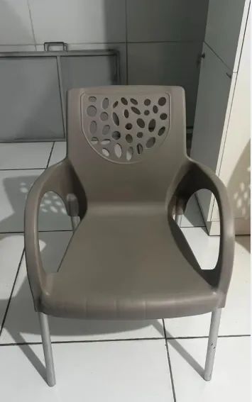 Cadeira de plástico com pés de alumínio