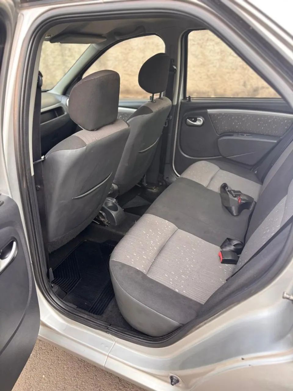 Renault Logan Expression Hi-flex 1.6 8V 4P 2011 - Foto 4