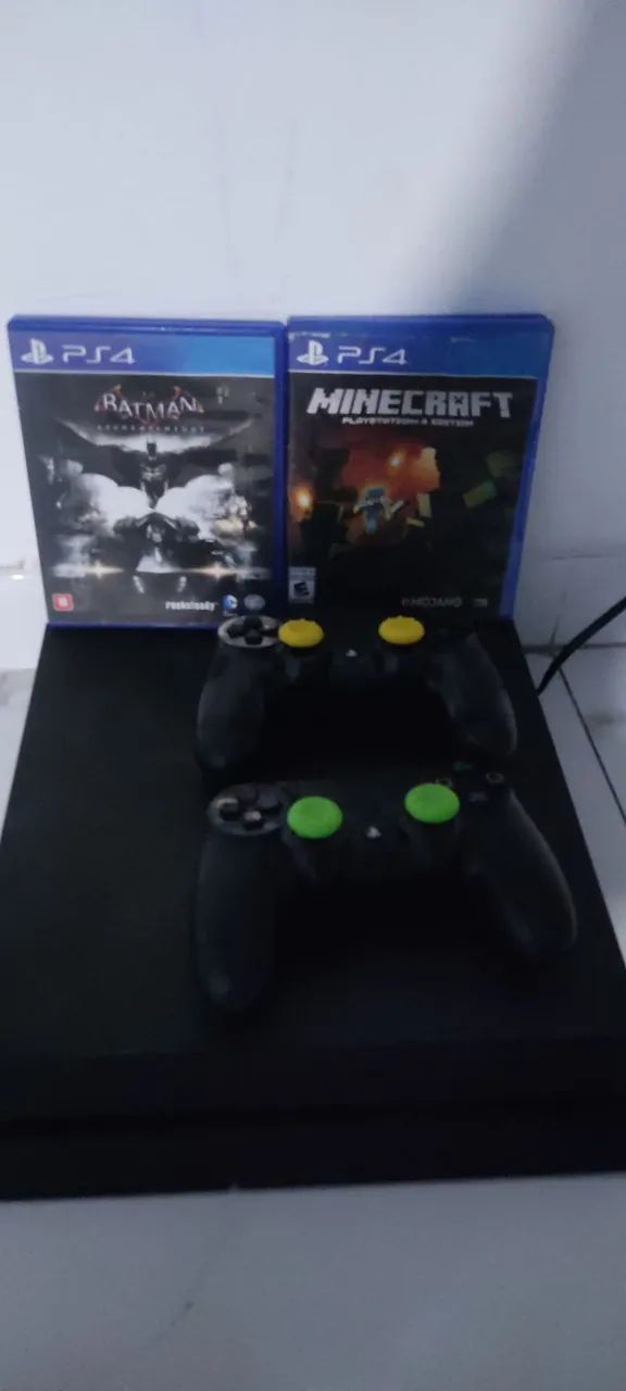 Ps4 com dois controles e dois jogos, com defeito no console fora isso tudo e novo