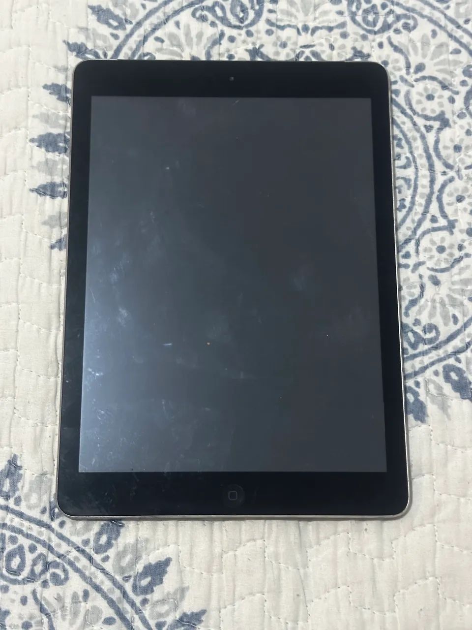 O A1475 é o iPad Air de 1ª geração com Wi-Fi + celular (4G/LTE) lançado em 2013.