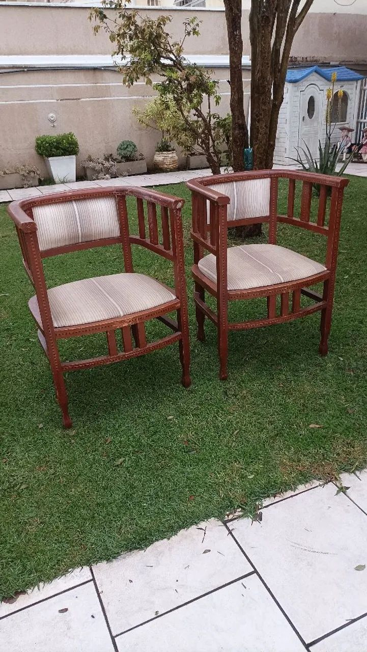Par de Poltronas modelo meia lua com marchetaria