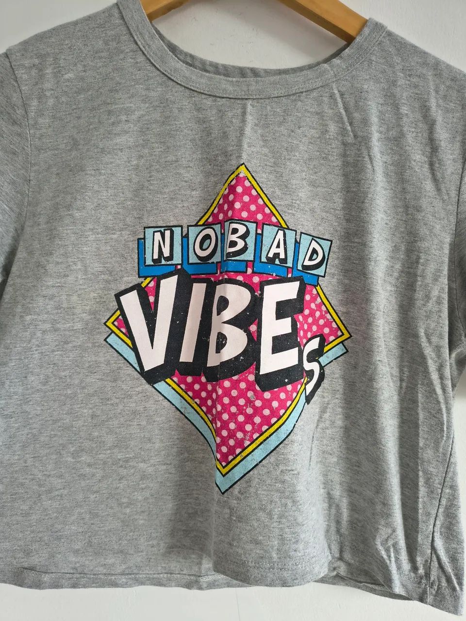 Blusa Cropped Cinza "No bad vibes" - Foto 4