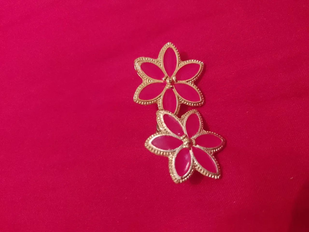 Brinco de flor rosa folheado a ouro - Foto 4