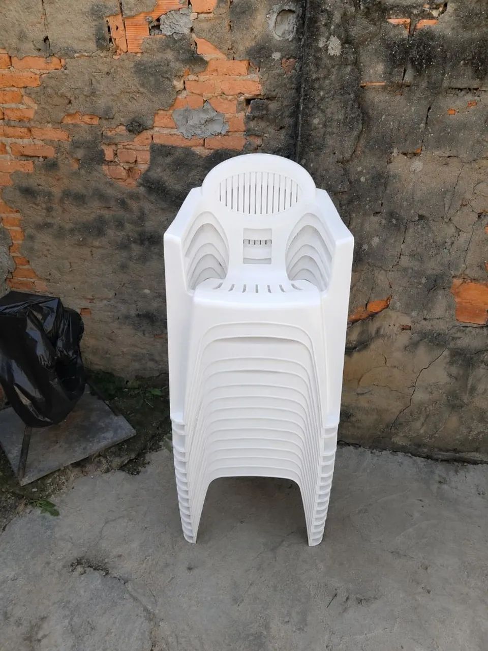 Cadeira plástica. 