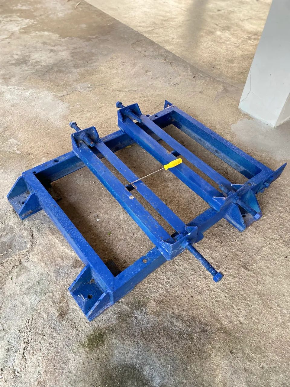 Base metálica para motor elétrico industrial 