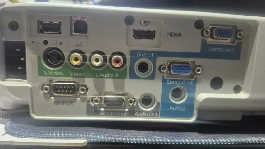 O Projetor Epson PowerLite S27  - Foto 2