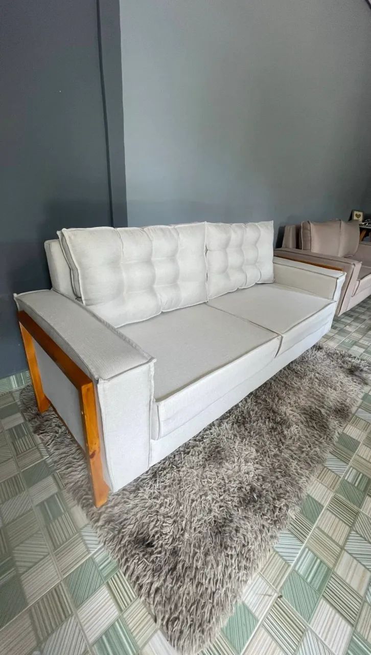 Sofá Retrô Fixo com Base Lateral