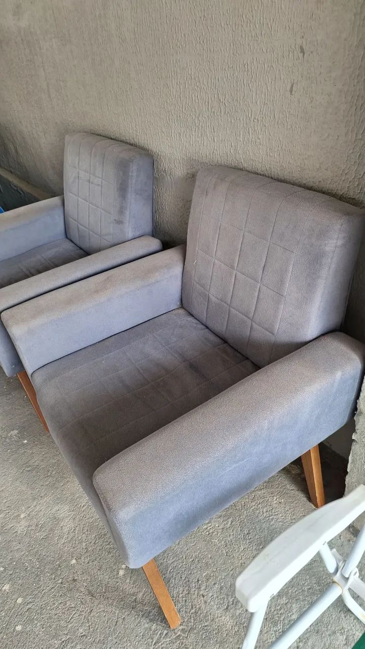 2 poltronas com pes de madeira 
