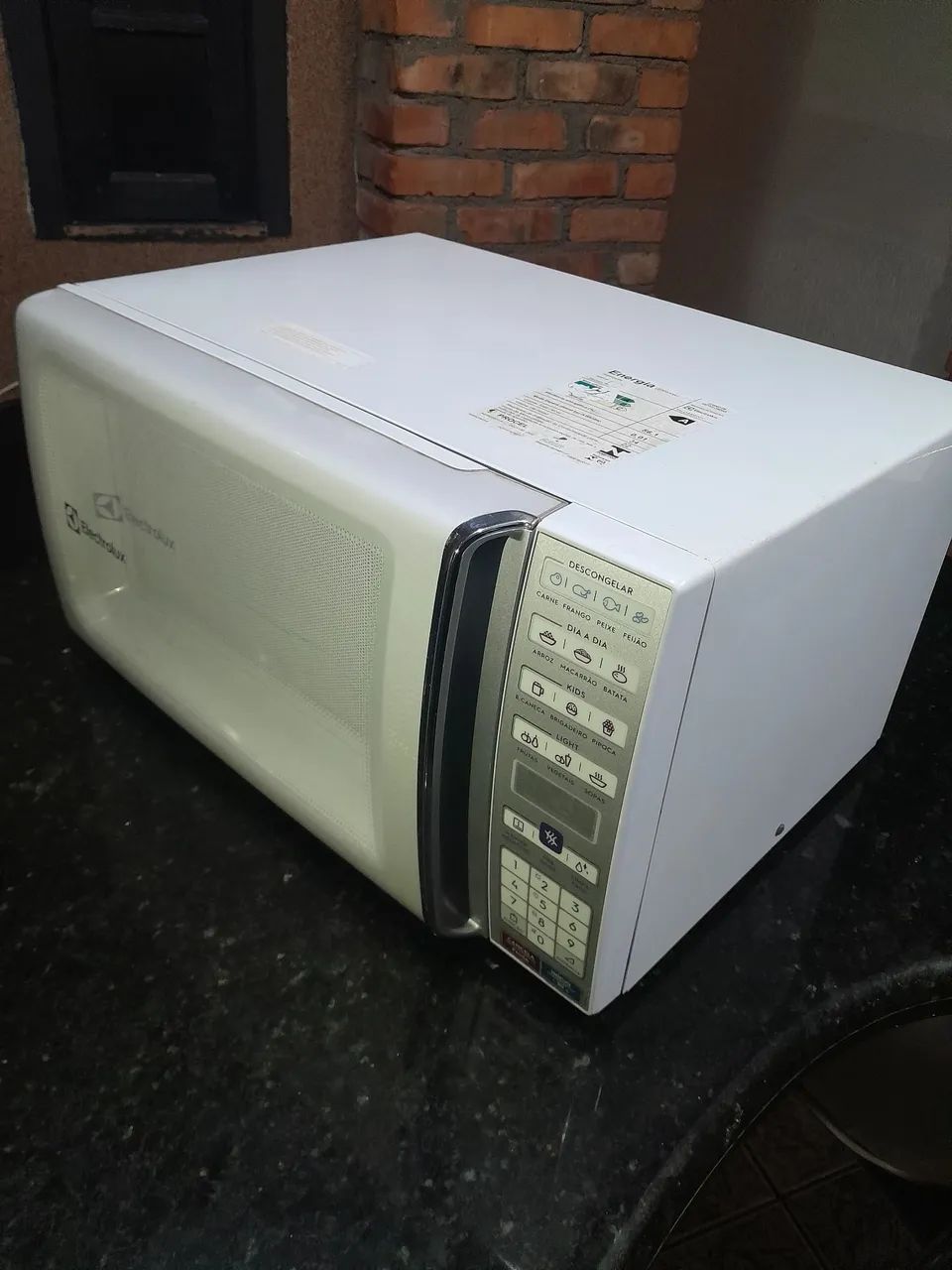 Microondas da marca Electrolux 32 litros bem novinho.
