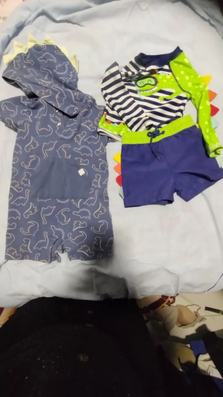 Roupa de banho e macacão dinossauro 