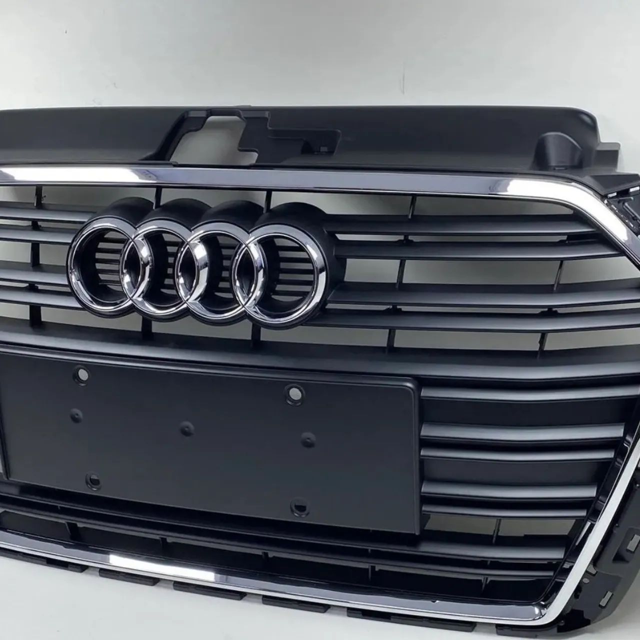 GRADE DIANTERIA PARACHOQUE - AUDI A3 2017 2018 2019 - Peças para