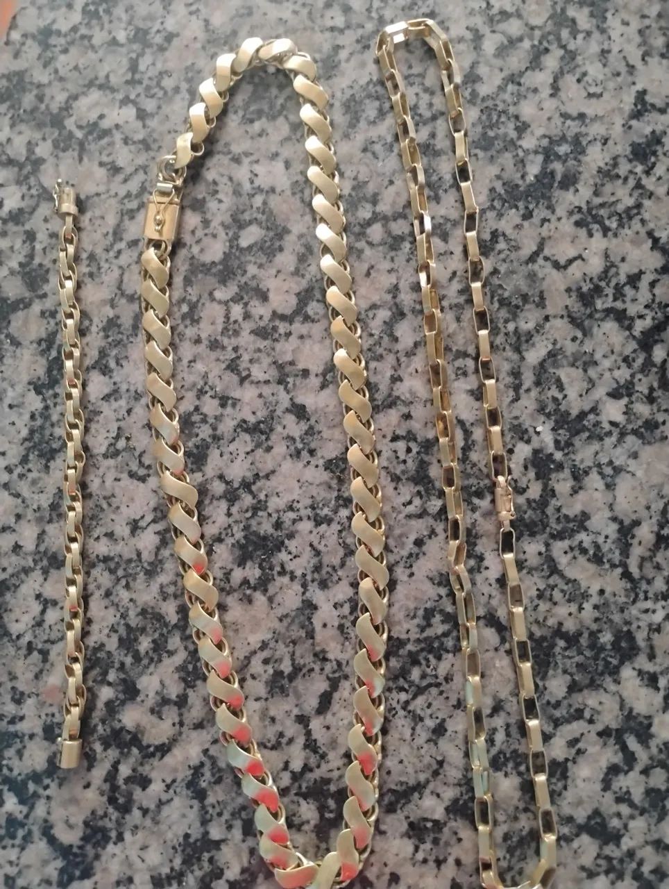 Vendo 2 cordão e uma pulseira de moeda antiga 