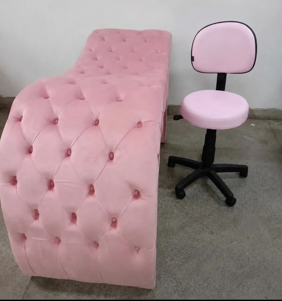     Maca Estética Luxo Capitonê Rosa + Mocho Rosa