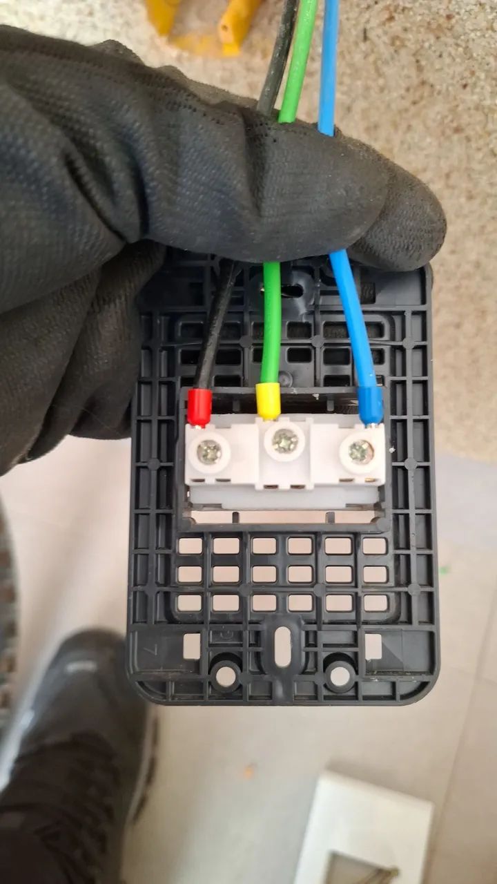 Eletricista, 38 9  * 