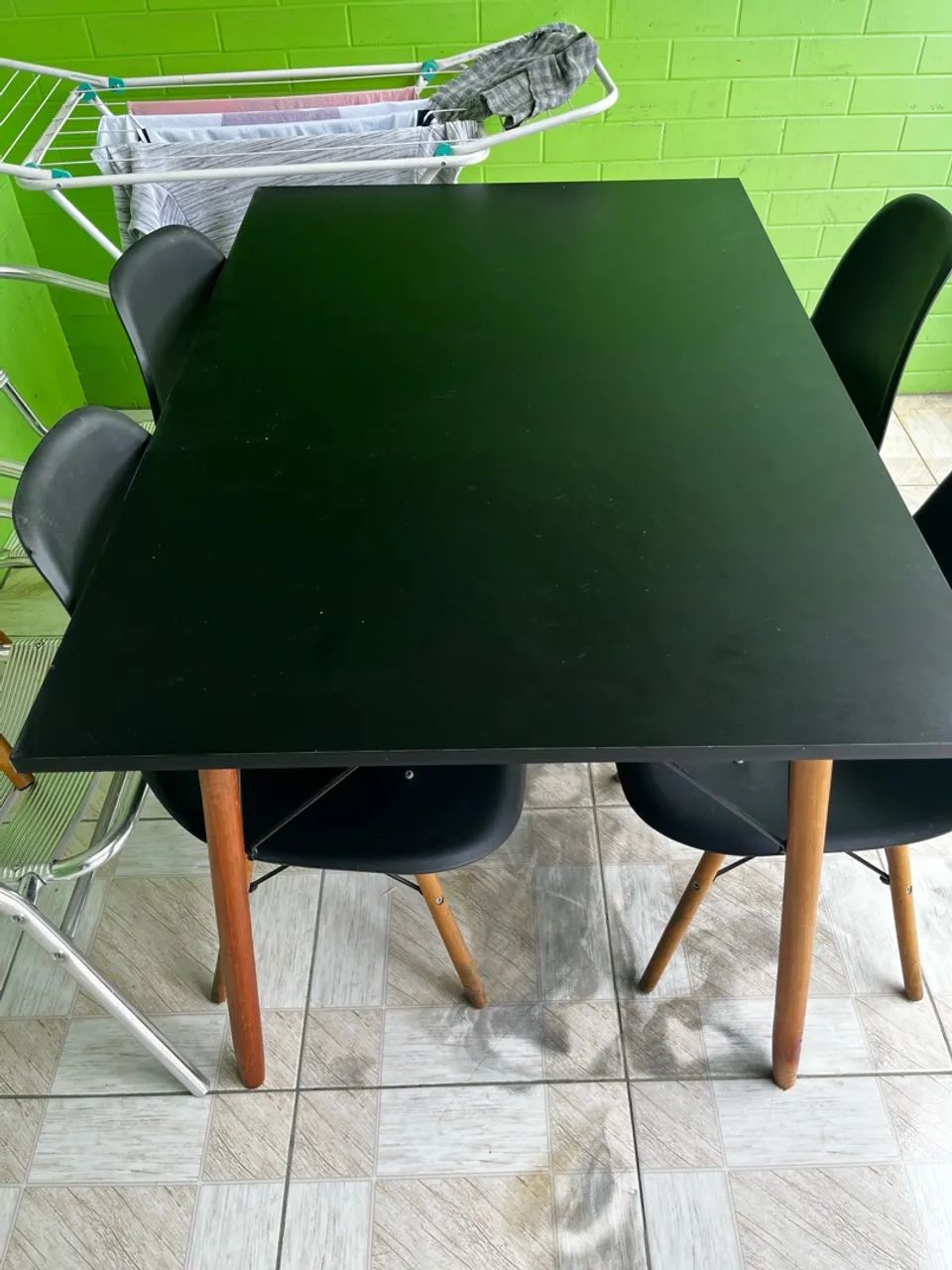 Mesa preta e 4 cadeiras - Foto 2