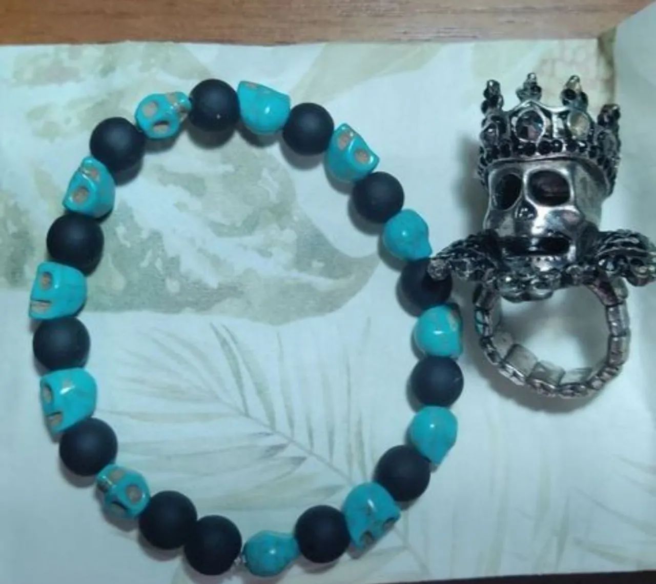 conjunto pulseira e anel de brilho de caveira 