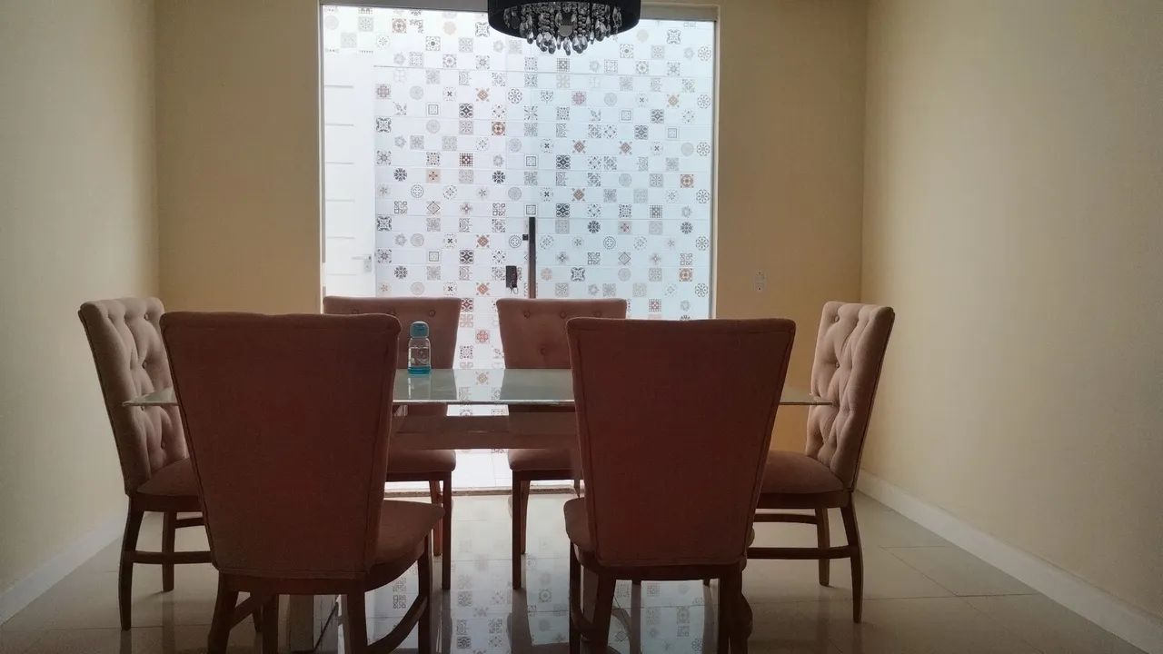 Vendo mesa com 6 cadeiras 