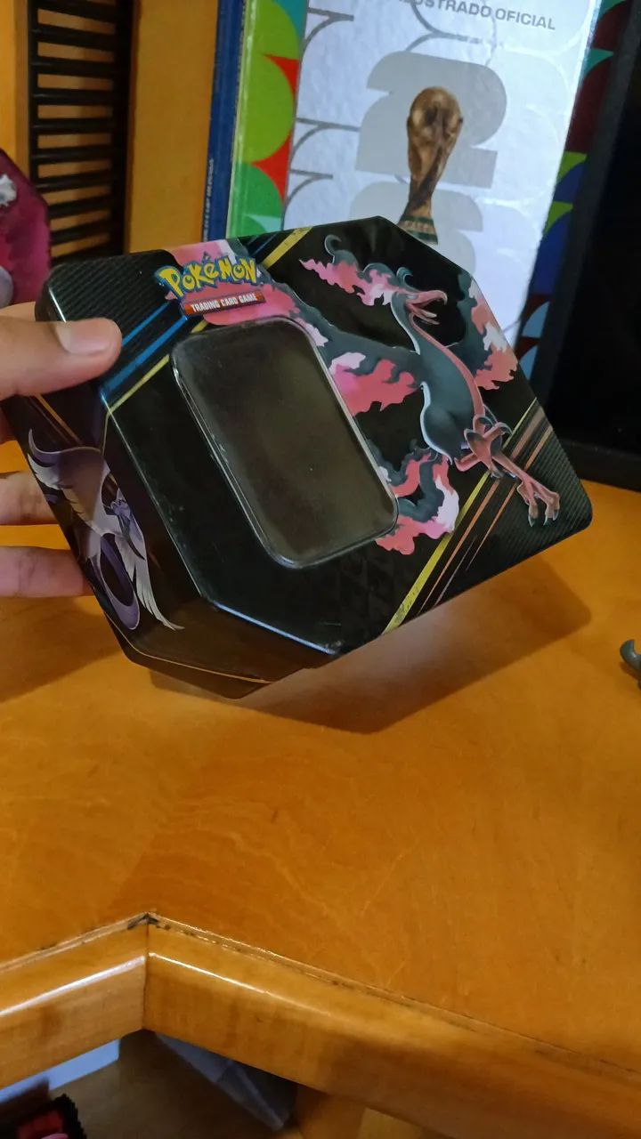 Latas + cartas Pokemon + boneco de pokemon  - Foto 5