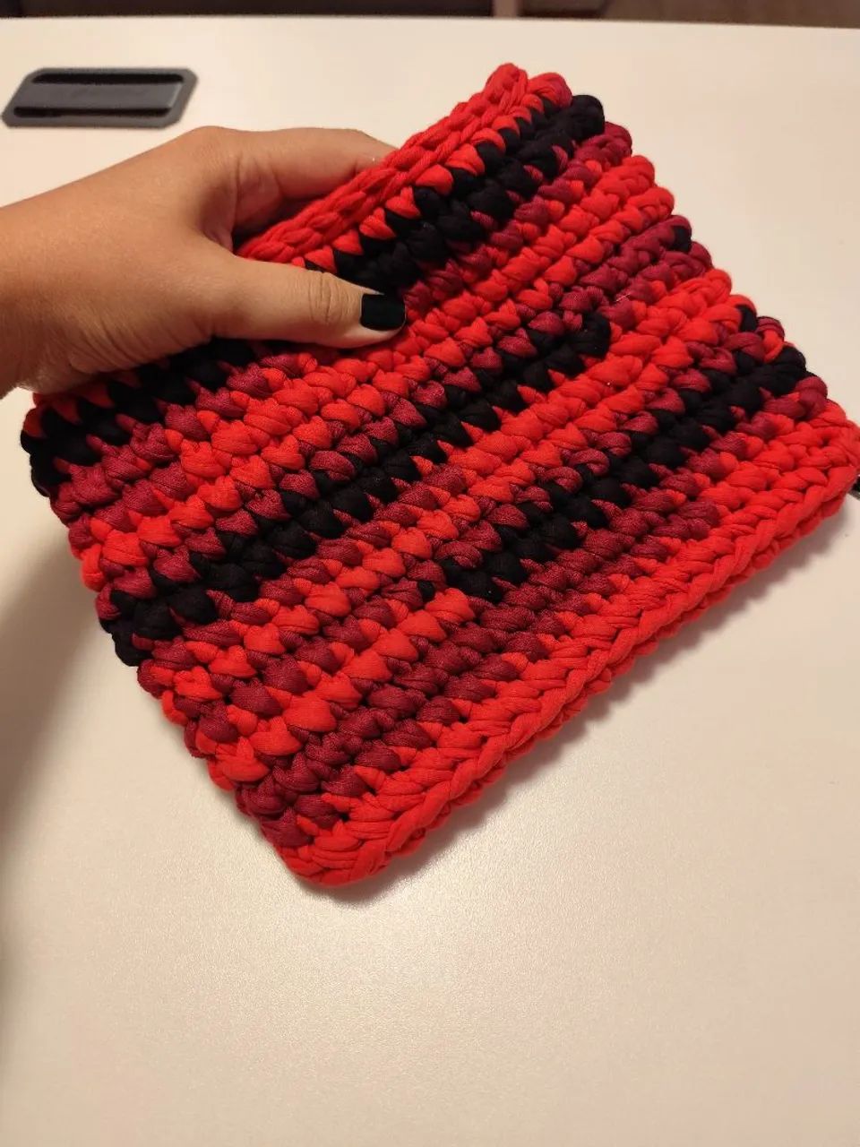 Bolsa artesanal de crochê vermelha, preto e bordo  - Foto 4