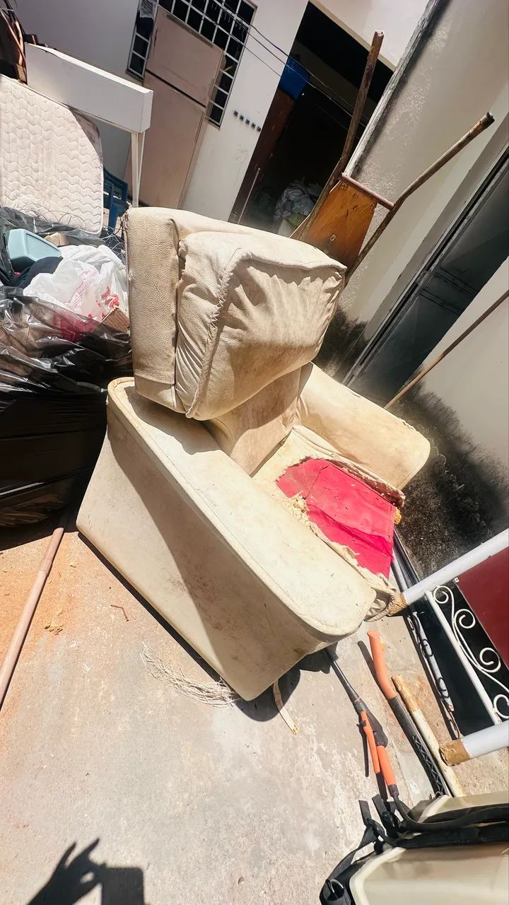 Vendo 2 poltronas que vira cama para reformar o estofamento - Foto 5