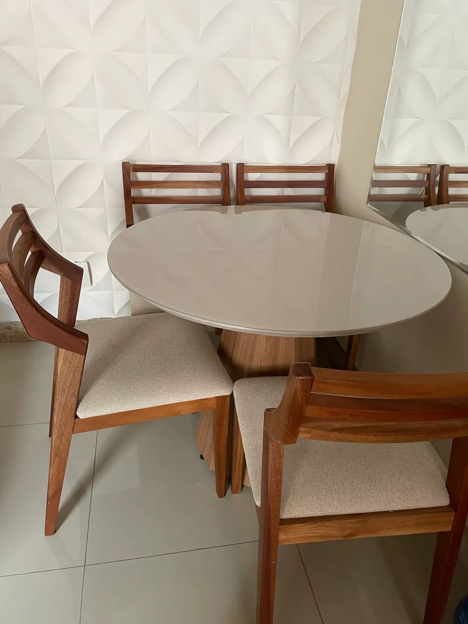 Mesa com 4 cadeiras 