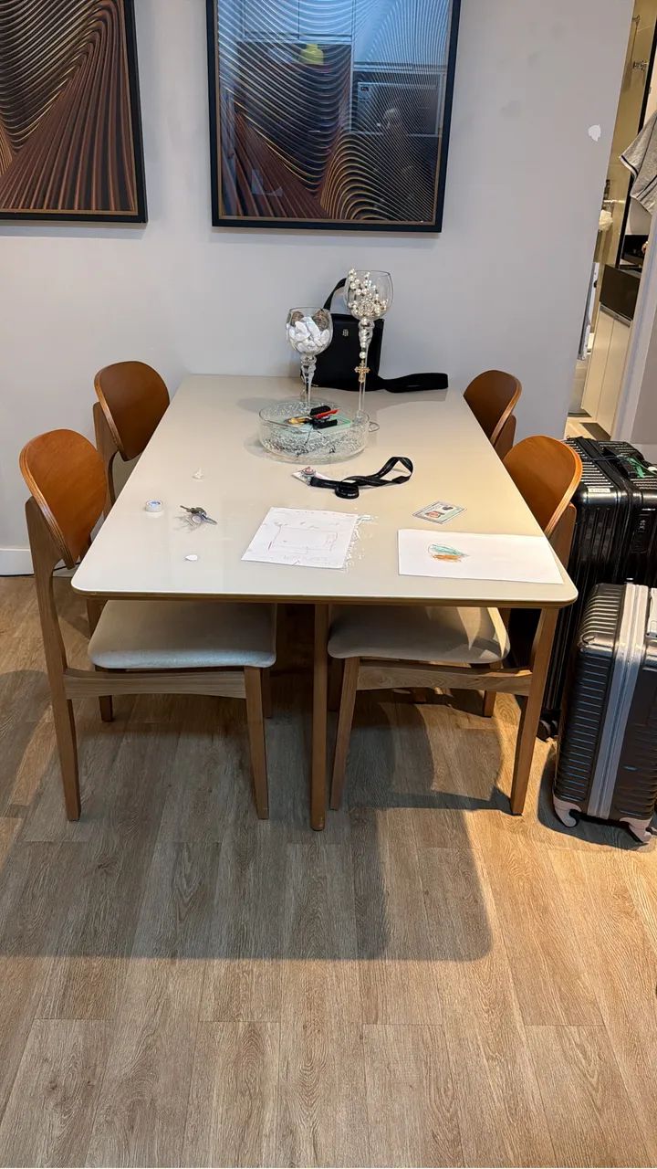 Mesa com tampo de vidro e 4 cadeiras 
