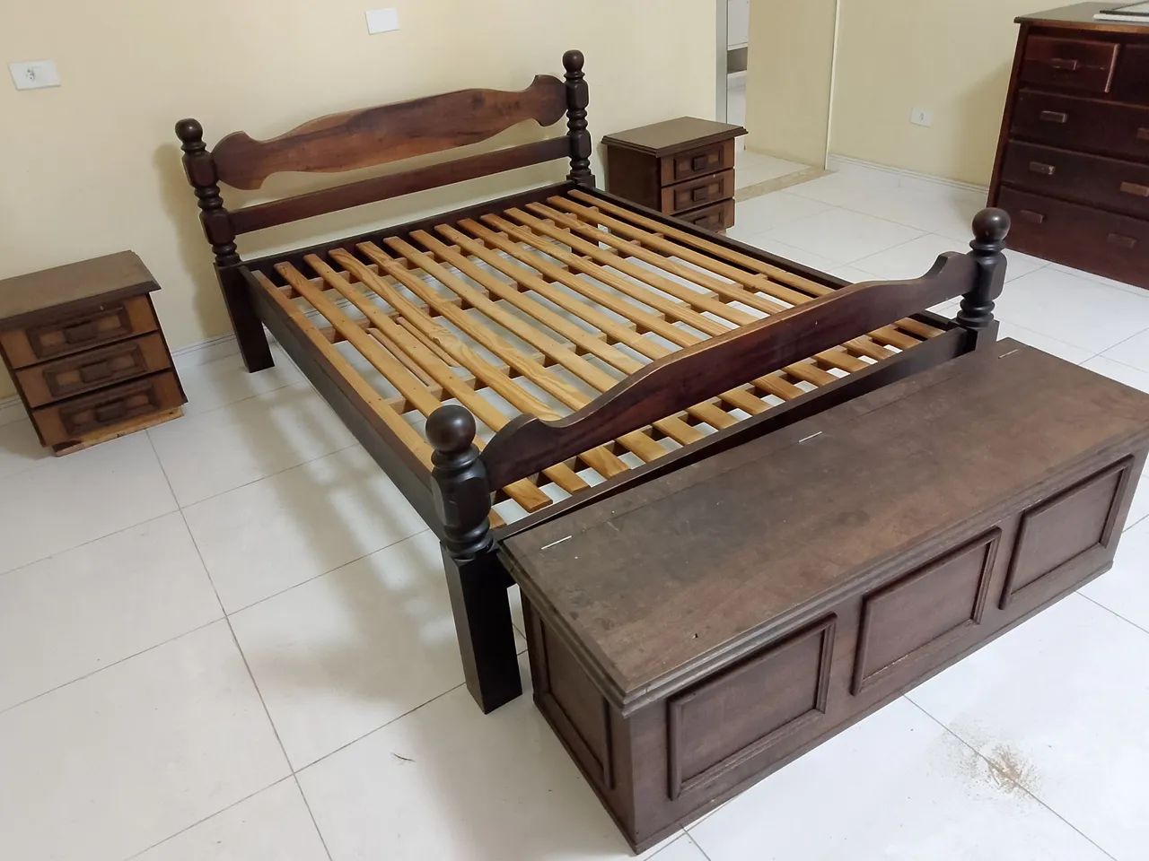 Cama Imbuia RS + baú + criado - Foto 2