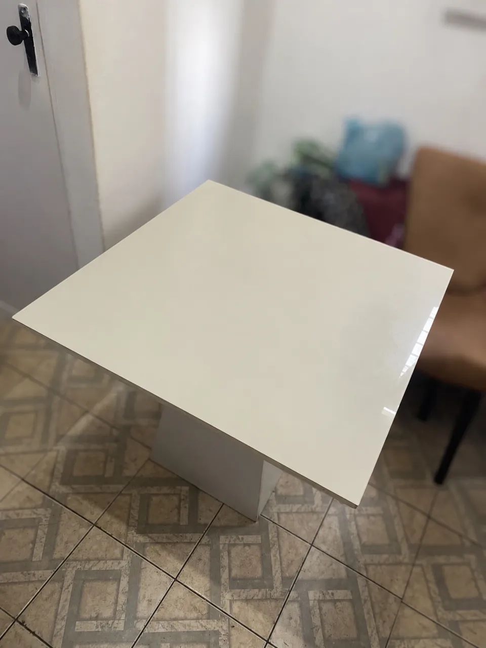     Mesa de Jantar Branca Moderna com Base Central - Conservada - Foto 3