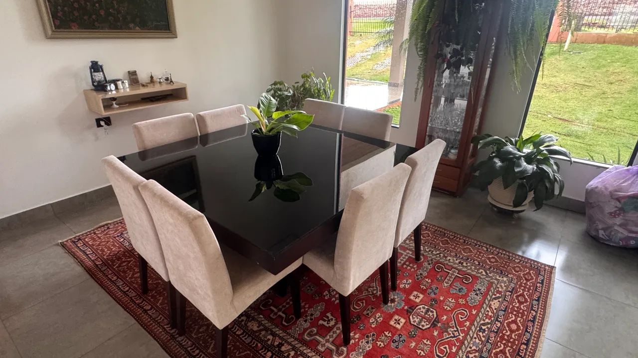Mesa de Jantar Grande com 8 Cadeiras - Tampo Preto