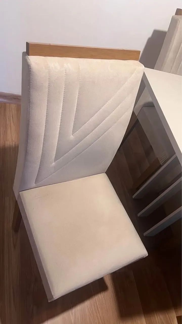 MESA COM 4 CADEIRAS 5 MESES DE USO  - Foto 3