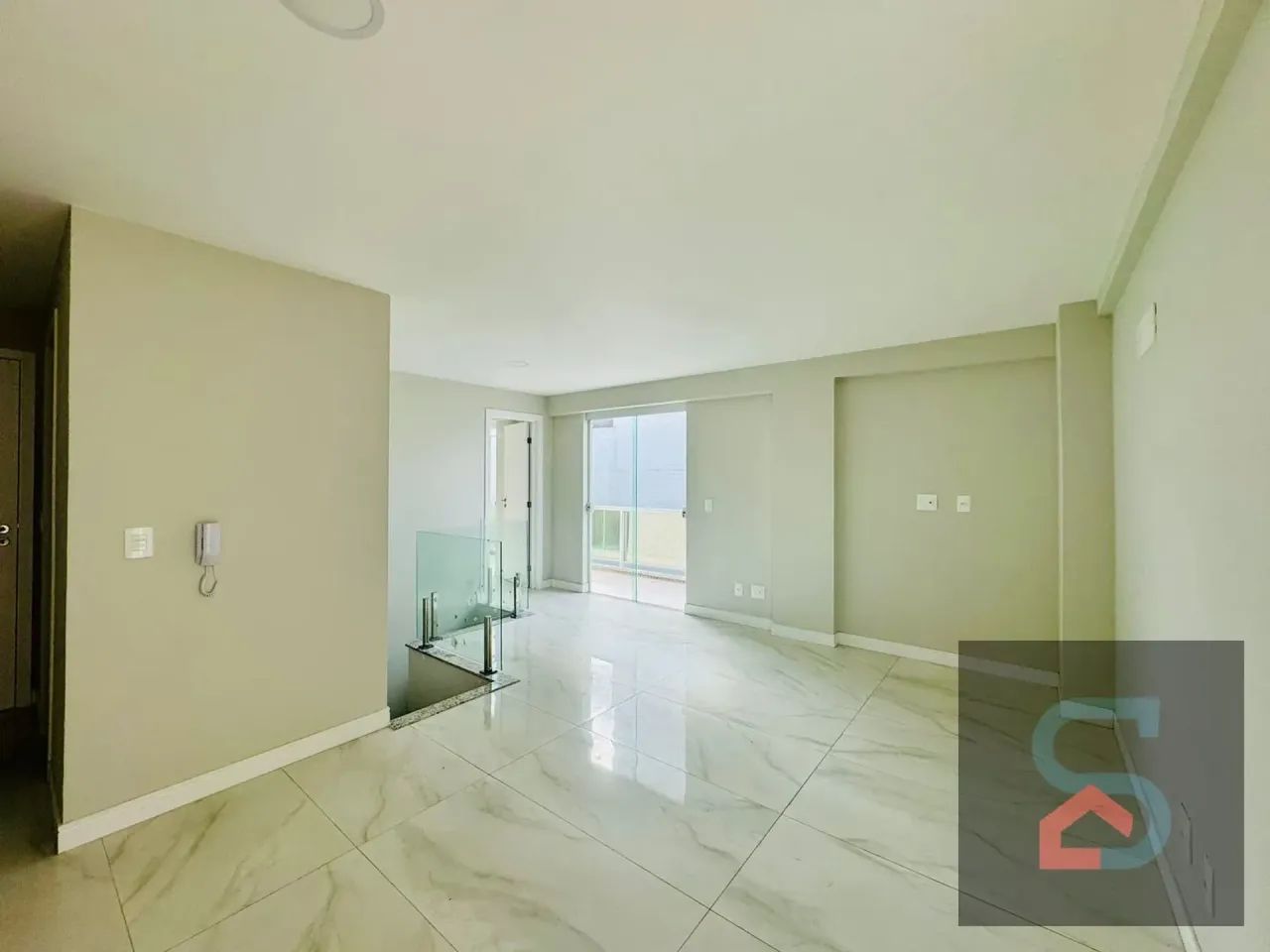 Compre Cobertura com 3 Quartos, 2 Vagas a 100 metros da Praia do Forte e com 178M² em Cent - Foto 2