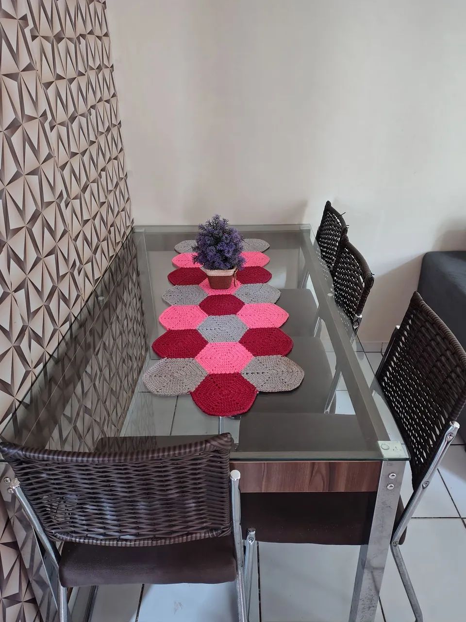 Mesa de vidro com 4 cadeiras. 