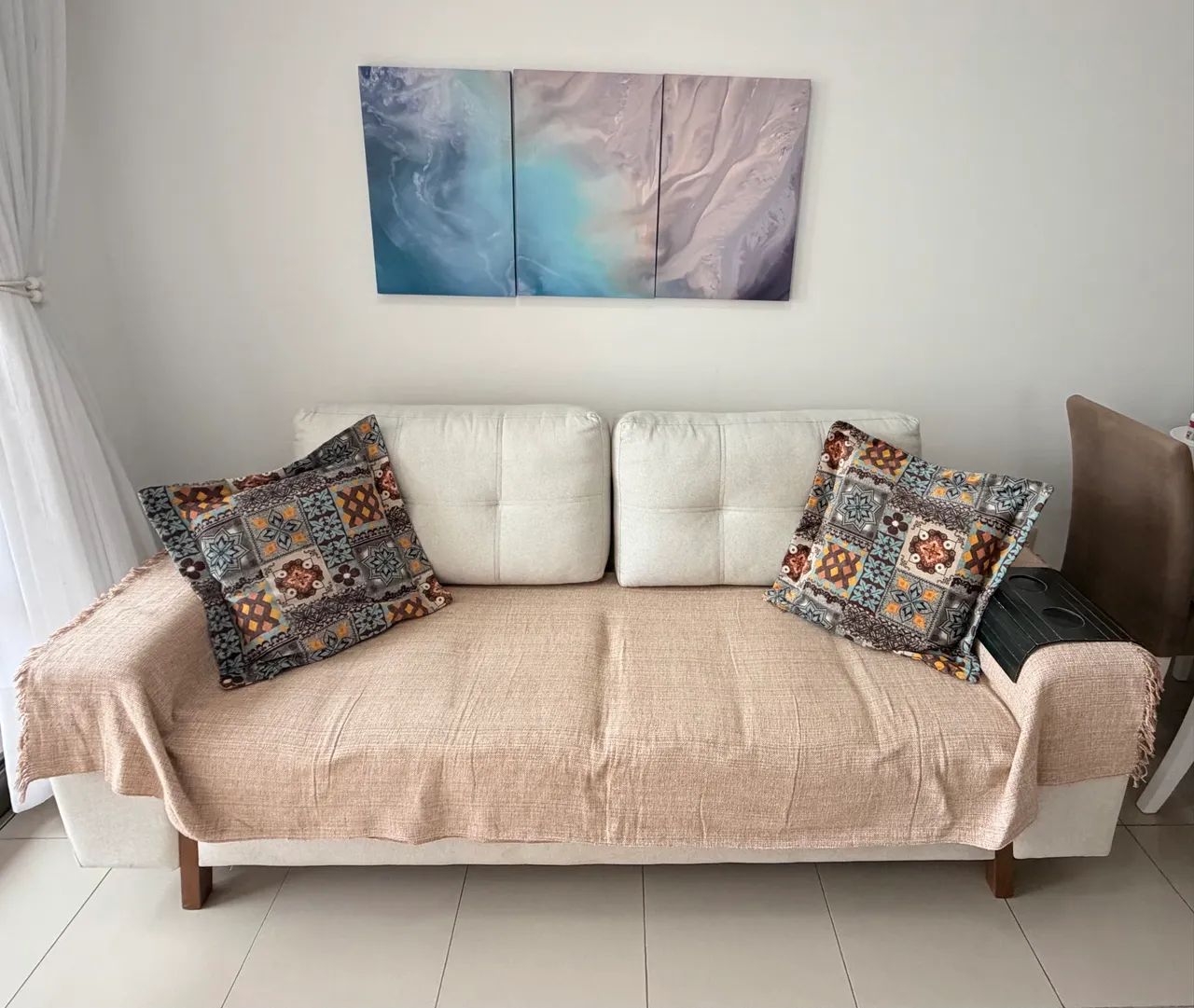 Sofá 2,20m em Linho Off-White com Pés de Madeira
