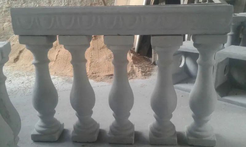 Balaustre, grade de concreto e canaleta