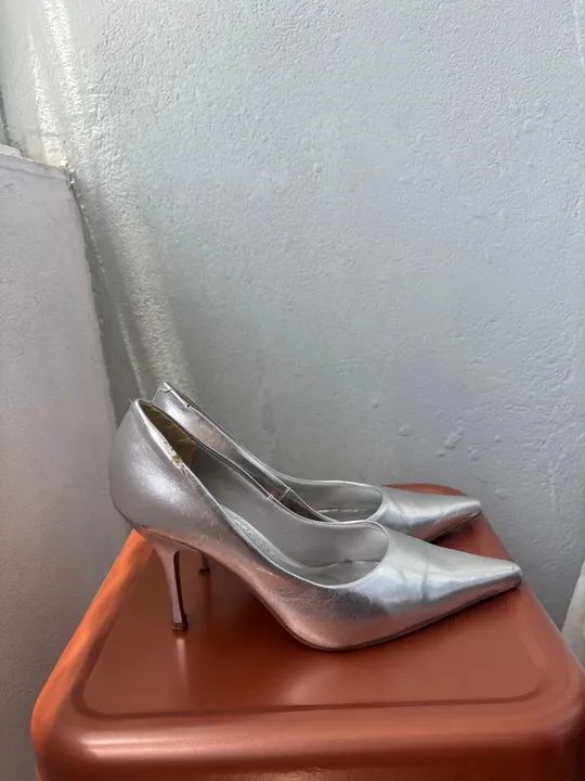 Scarpin prata tamanho 36 (serve 37) - Foto 4