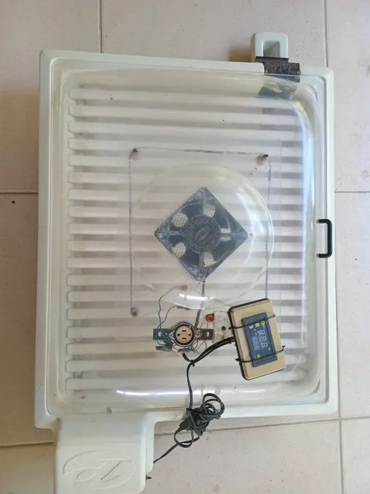 Chocadeira para 90 ovos em acrílico, controle de temperatura eletrônico e giro automático 