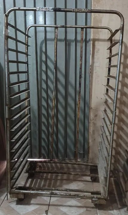 Bandejas e carrinhos para padaria.