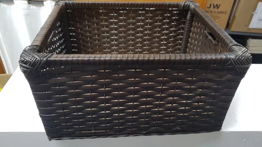 cesta de vime marrom