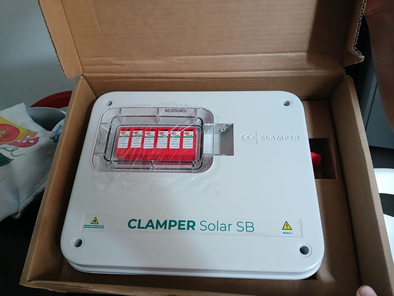 Caixa de Disjuntores Solar Clamper 4E/2S(4D)
