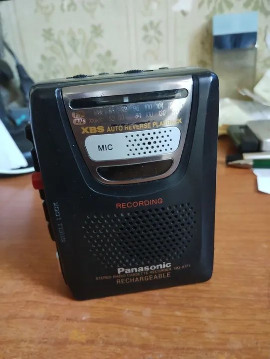 Walkman Rádio Gravador de Cassete Panasonic RQ-A171 com alto-falante na porta