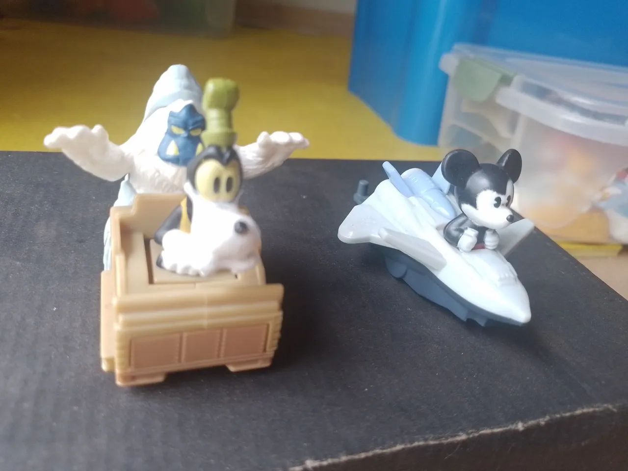 Boneco Mickey Mouse e Pateta nos seus carrinhos - Colecionáveis MC Donald's  - Foto 3