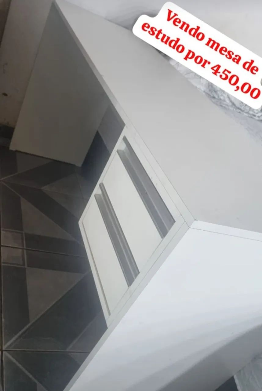 Vendo uma mesa de estudo em perfeito estado de usou 