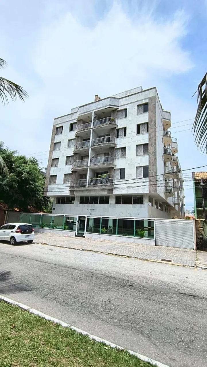 Cobertura triplex em Cabo Frio, no Braga, com 5 quartos, sendo 2 suítes e 220m2.