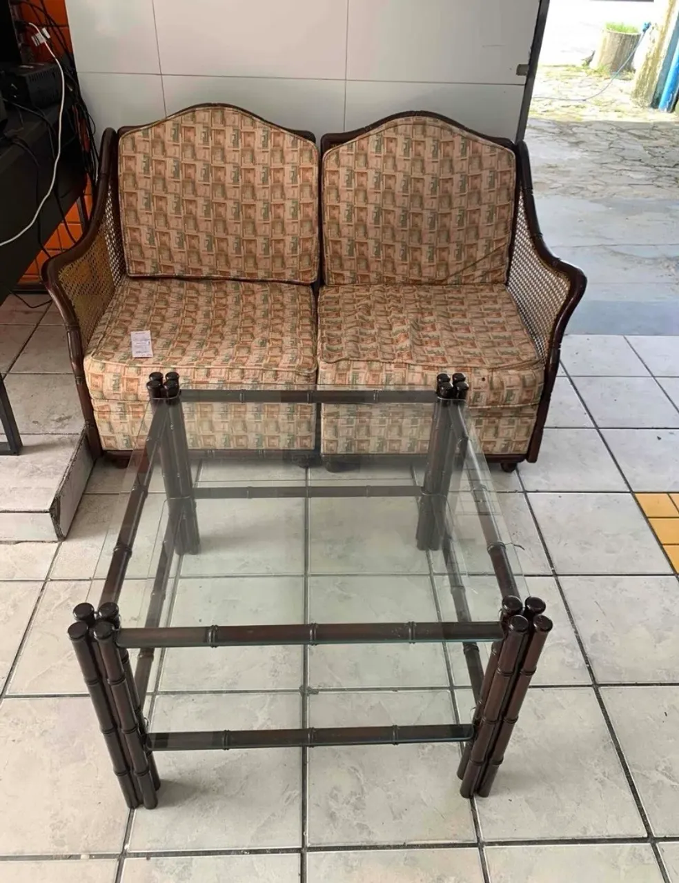 Sofá 2 lugares com design retrô e mesa de centro