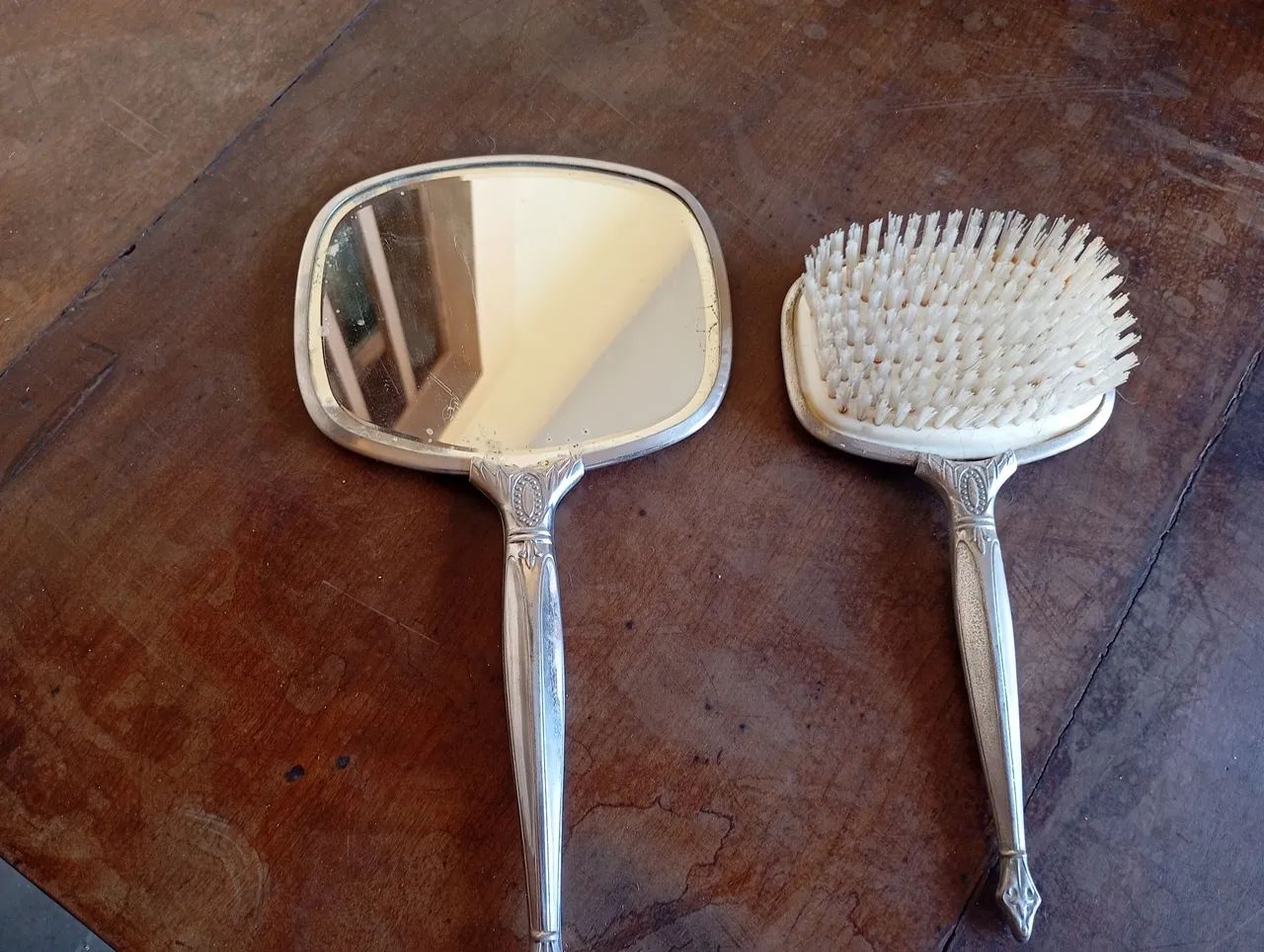 Escova e espelho antigo 