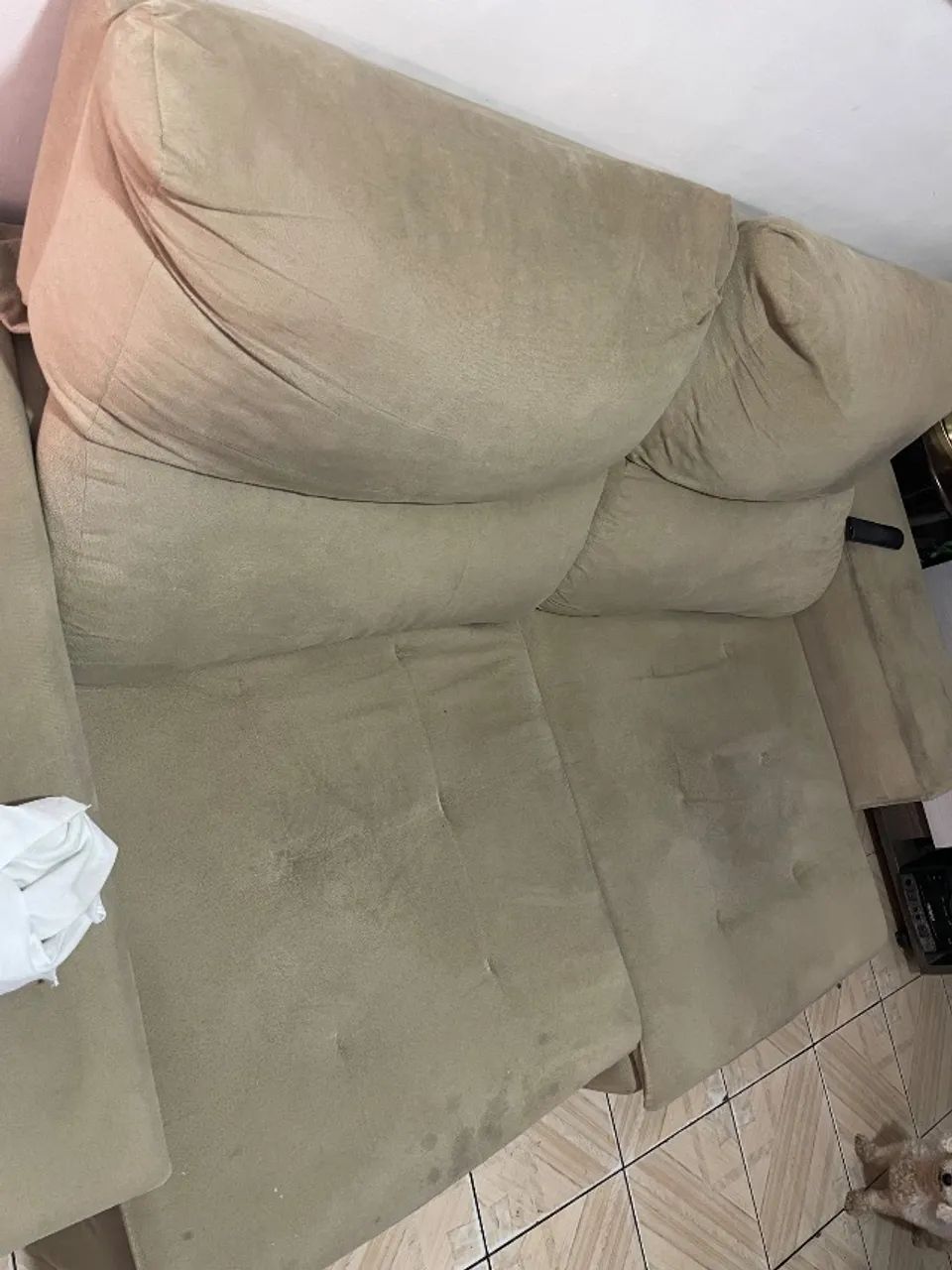 Sala de estar com sofá+ rack+ painel64418734879106122