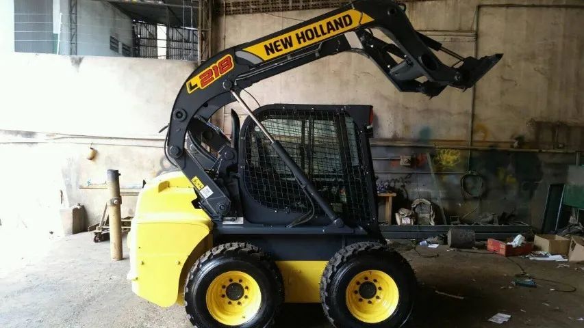 MINI CARREGADEIRA NEW HOLLAND L218  Ano 2013