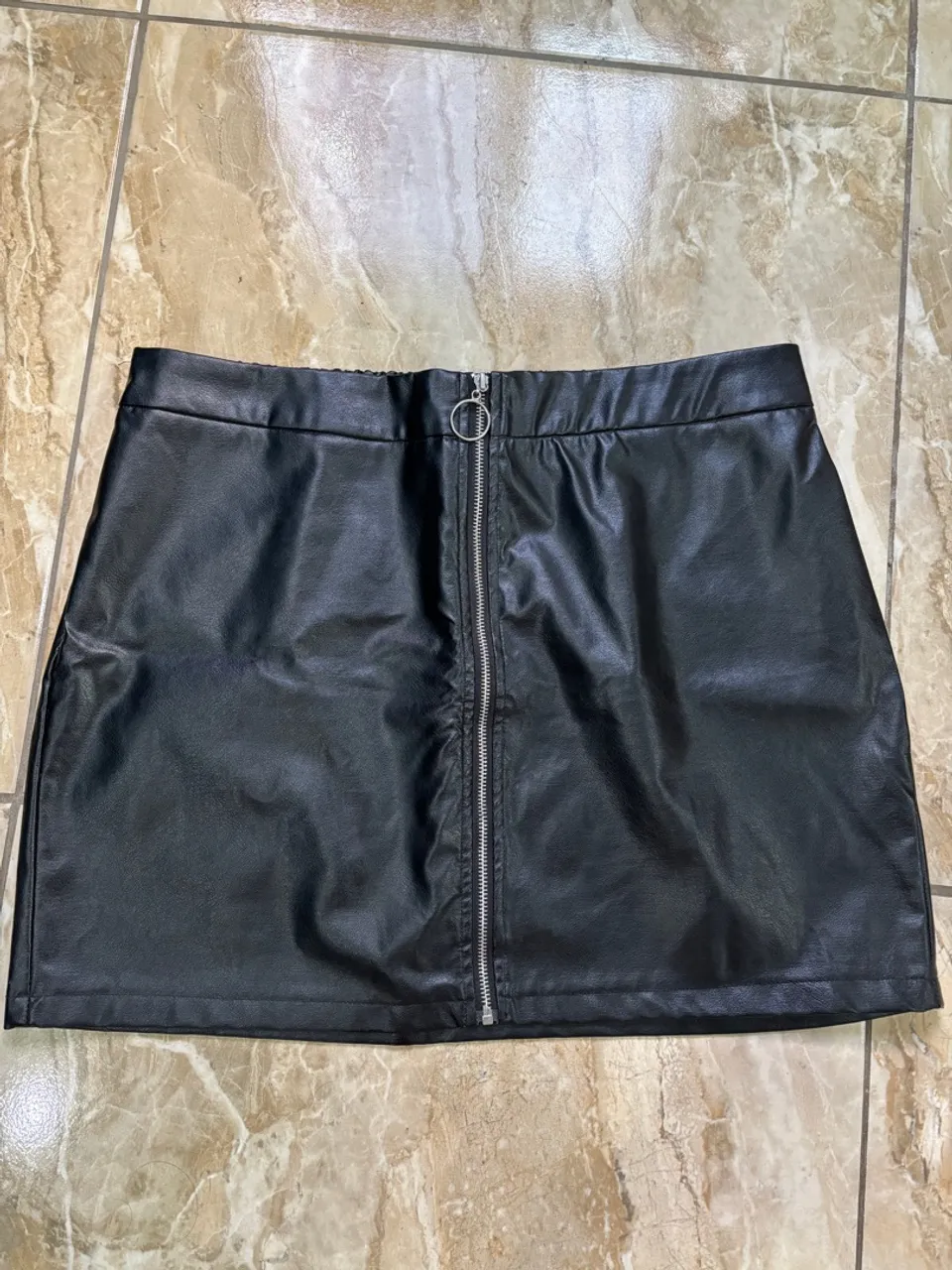 Saia de couro preta com zíper frontal