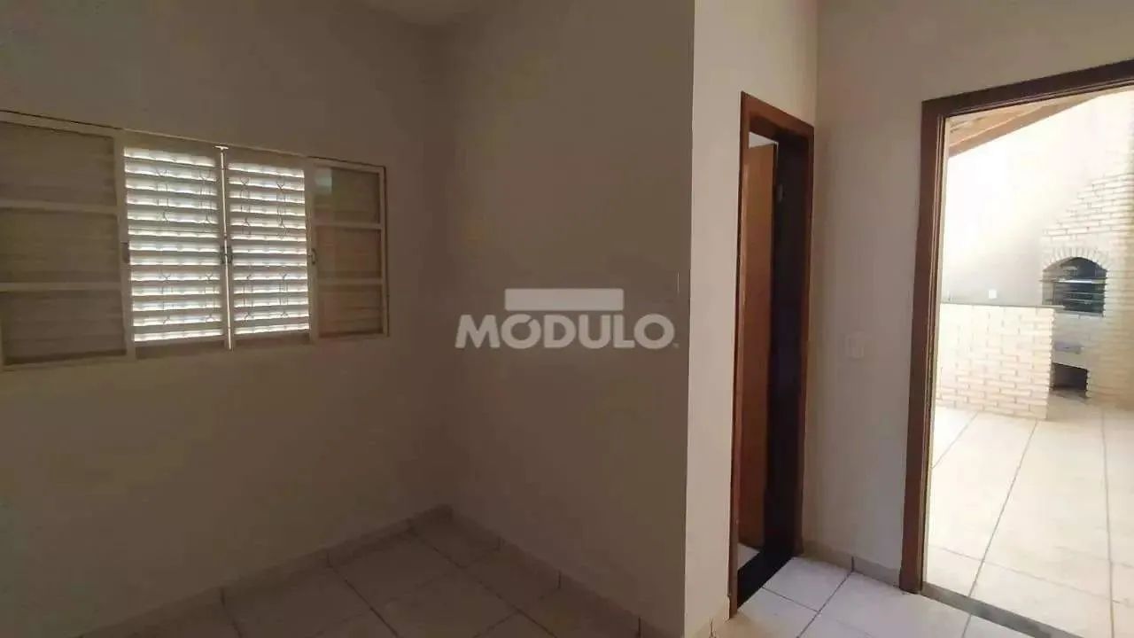 Casa residencial para locação, bairro Jardim Karaiba com 3 quartos - Foto 10