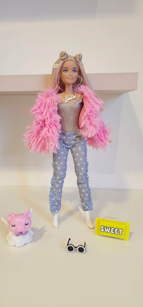Barbie Extra com Pet Porco Super Articulada